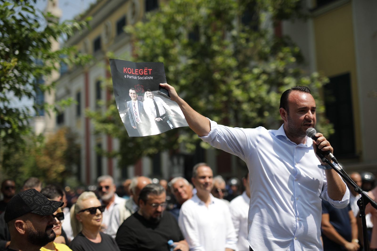 plarent ndreca ju mori kapele 500 euro e parate i futi ne xhep balliu ne protesten para bashkise bashkohuni me ne nese duam sna mbani dot as 1 mije si ju