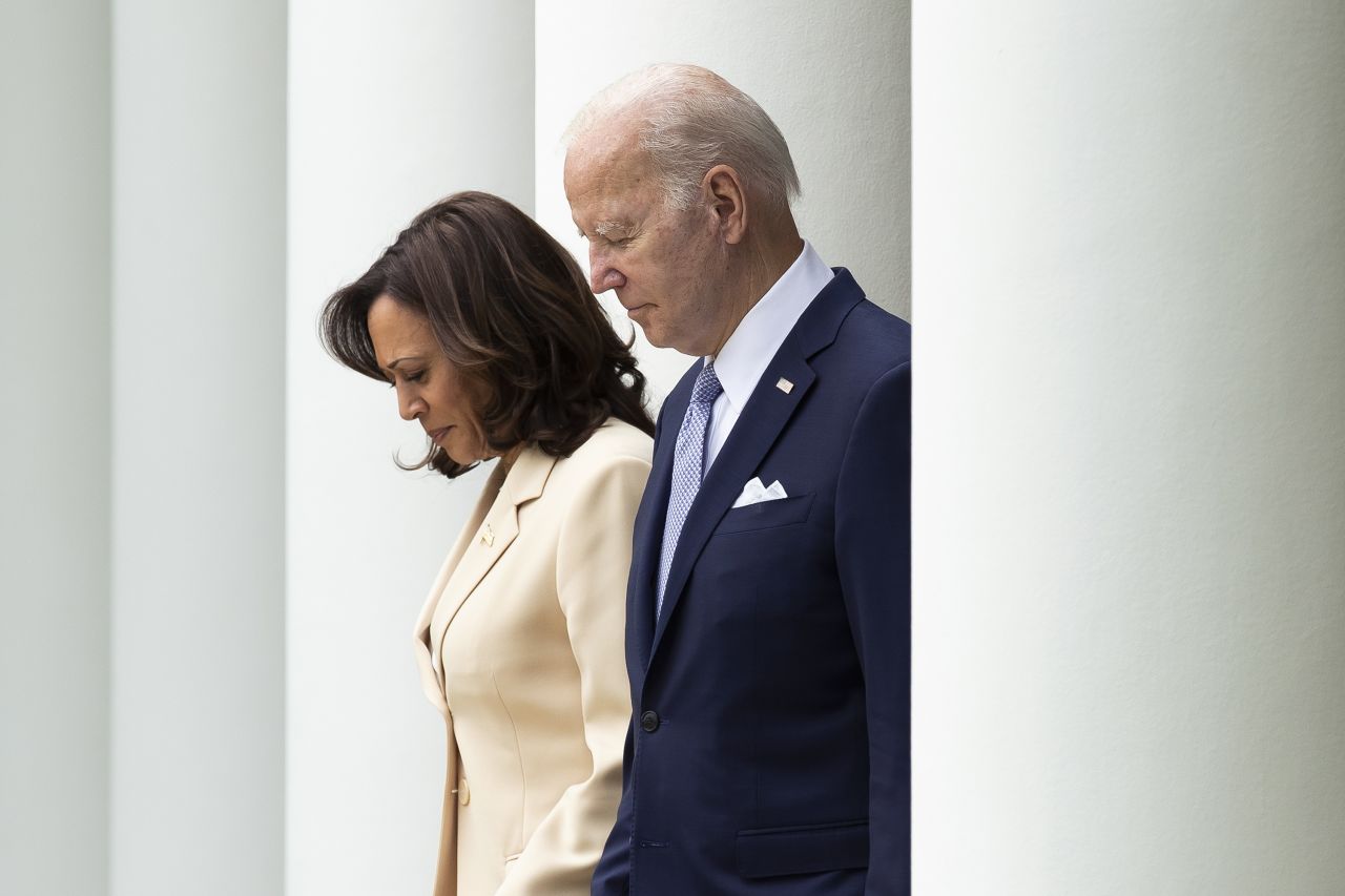 prapaskenat kamala harris e dinte qe biden do terhiqej ekipi i saj kontaktoi delegatet javen e fundit moren mbeshtetje per zv presidenten