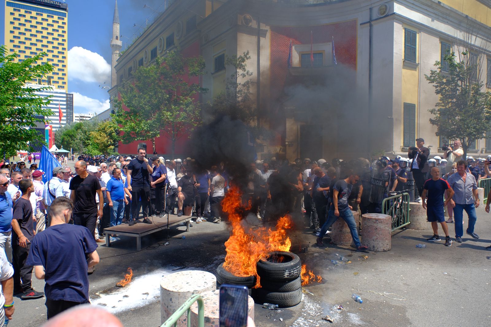 protesta e opozites para bashkise se tiranes policia publikon planin e masave ja rruget qe bllokohen