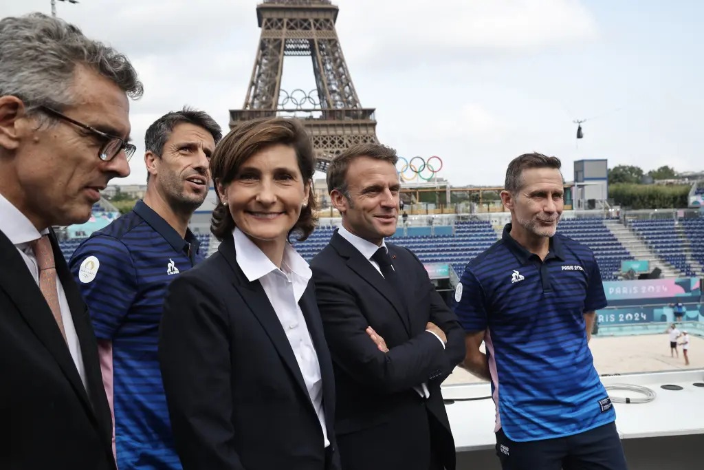 puthje pasionante mes macron dhe ministres se sportit fotot e presidentit francez bejne xhiron e rrjetit ndjekesit gruas se tij sdo i pelqeje