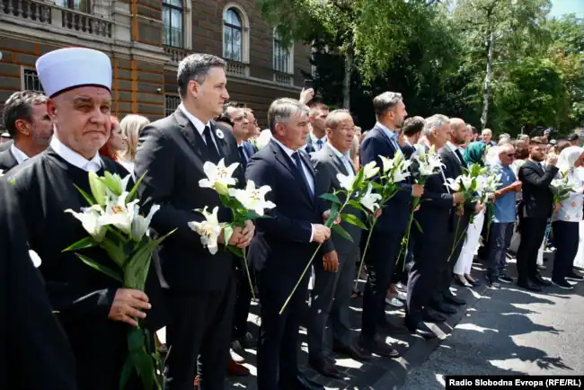 Sarajeva përcjell eshtrat e 14 viktimave të gjenocidit në Srebrenicë