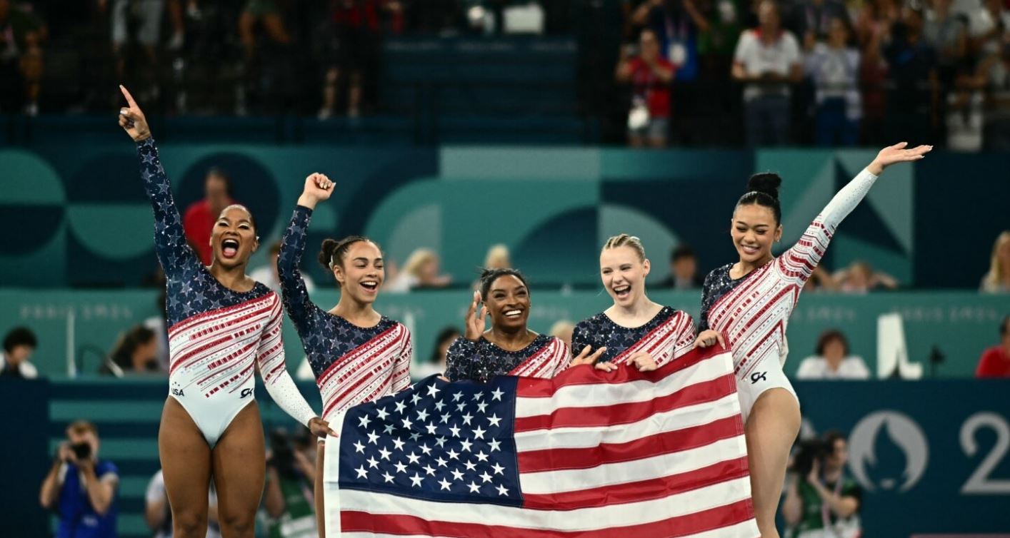 Simone Biles dhe gjimnastet amerikane fitojnë medalje të artë në Olimpike