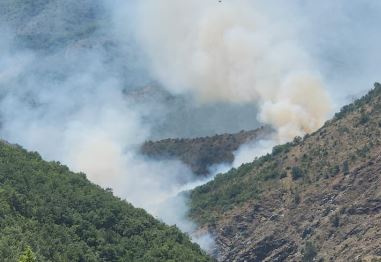 situata me zjarret ne shkopet vatra u riaktivizua pak ore me pare dhjetera banesa ende ne rrezik