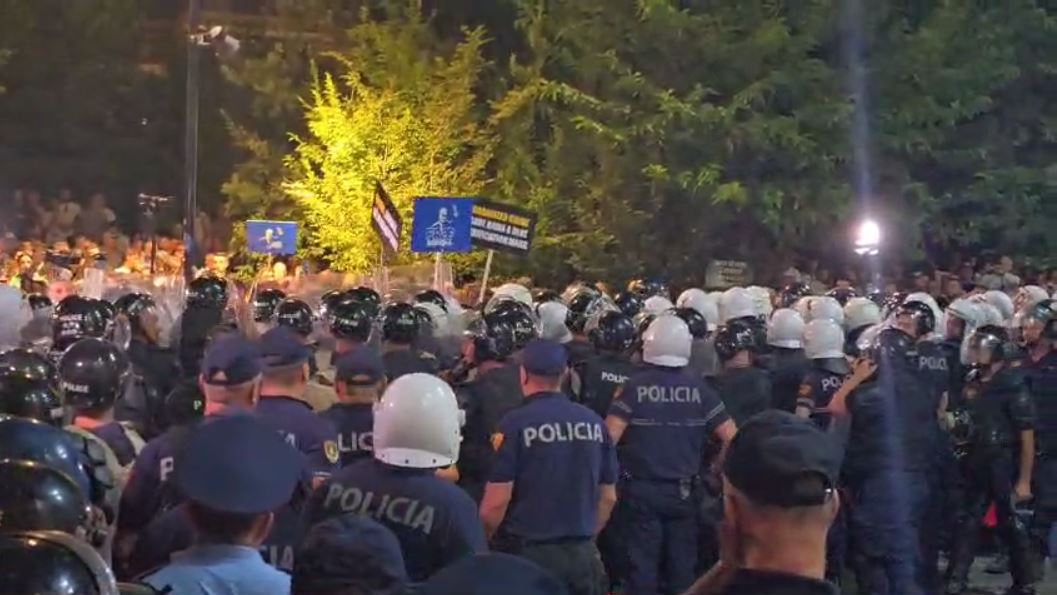 skenari surprize i protestes mbeshtetesit e opozites mbyllin tubimin te kryeministria marshojne drejt bashkise se tiranes dhe hedhin molotov video