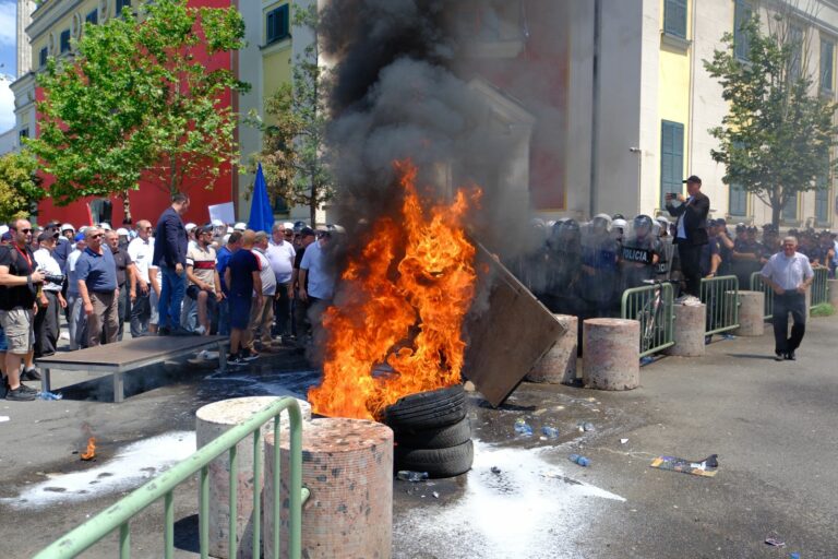 sot proteste para bashkise se tiranes policia me plan masash ja si devijon trafiku thirrja per organizatoret e tubimit