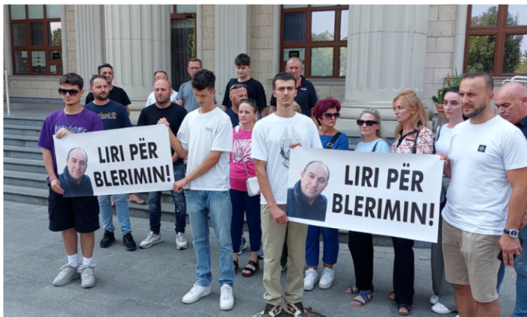 u arrestua ne kufirin serb protesta ne shkup dhe ferizaj per lirimin e veteranit te uck se