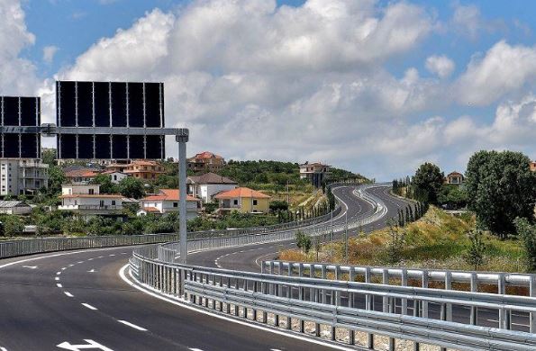 u perjashtuam nga aksesi ne autostraden thumane kashar banoret sot proteste po falimentojne bizneset