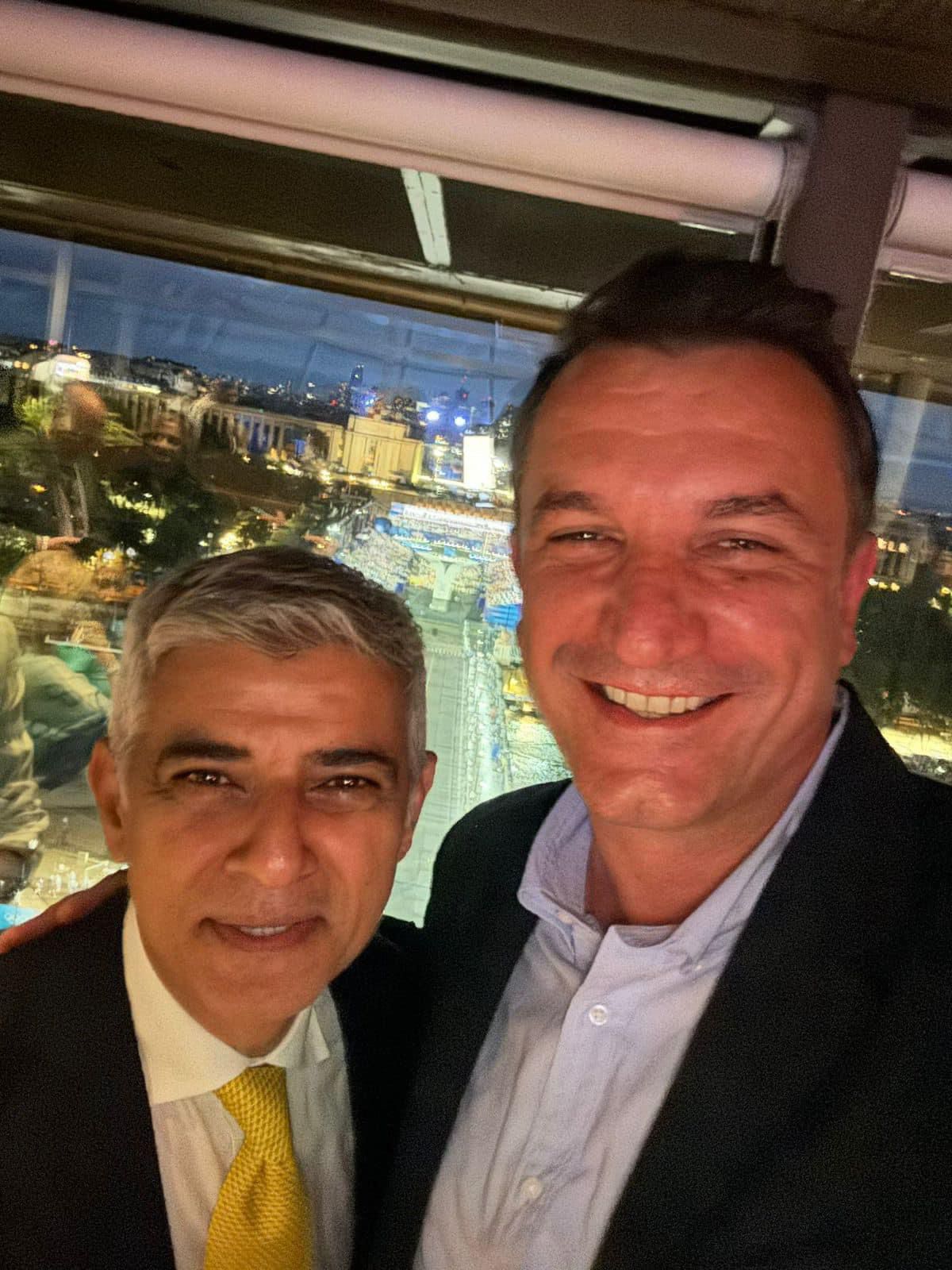 veliaj takon kryebashkiakun e londres sadiq khan e uron per rizgjedhjen e tij dhe fitoren e laburisteve