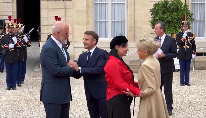 video nisin sot lojerat olimpike ne paris rama pritet nga presidenti macron ne elysee