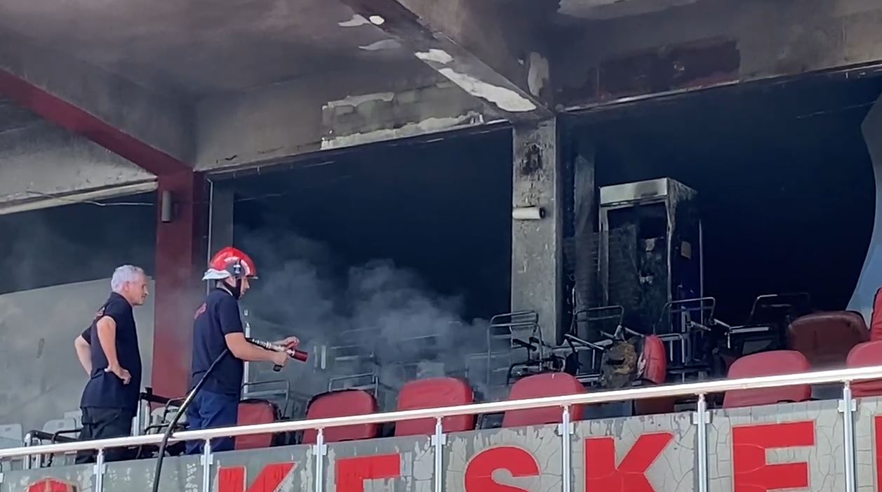 video perfshihet nga flaket stadiumi i klubit te skenderbeut shikoni demet qe ka shkaktuar zjarri tym i zi nga tribuna digjen stolat