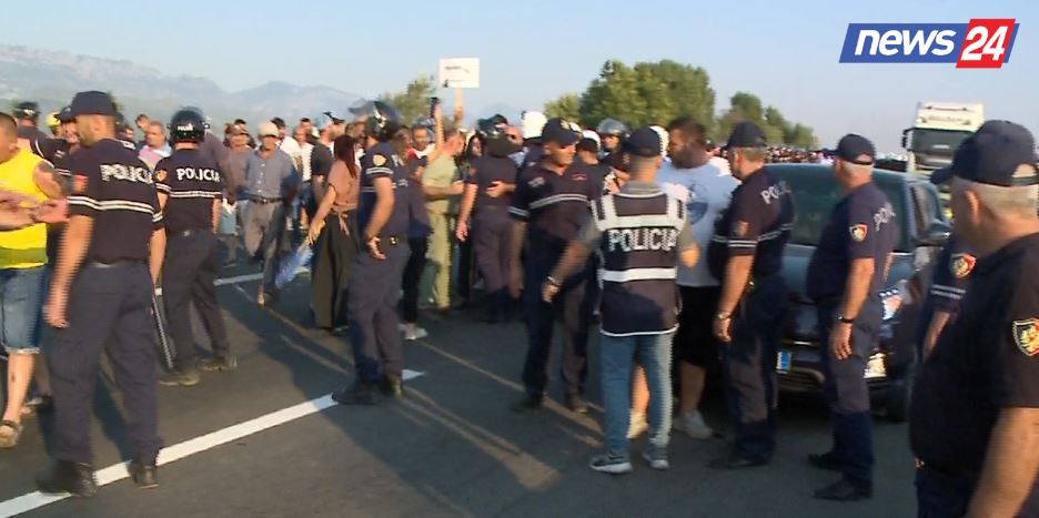 video proteste ne aksin thumane kashar banoret e zones bllokojne rrugen perleshje me policine