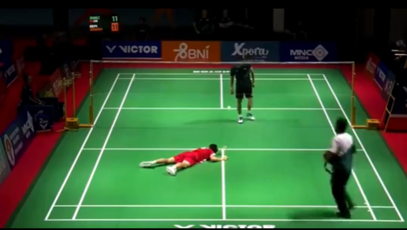 VIDEO/ Shembet përtokë në mes të lojës, talenti kinez 17-vjeçar ndërron jetë duke luajtur badminton. Momentet dramatike