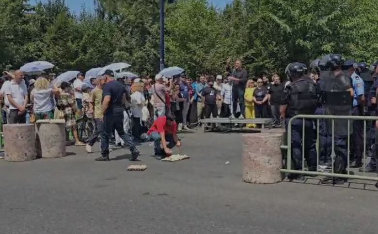 video tubimi i opozites protestuesit hedhin veze ne drejtim te bashkise se tiranes