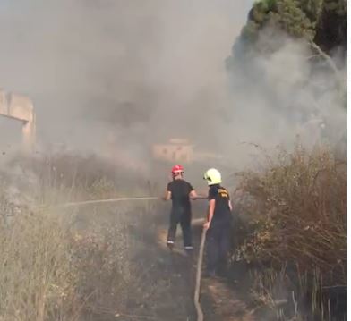 video zjarr tek ish uzina e baterive ne berat forcat zjarrfikese e vene nen kontroll pa lejuar perhapjen ne lagjen donika kastrioti dhe depozitave te gazit