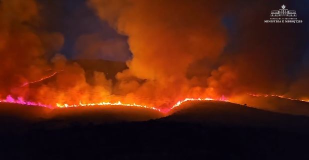 video zjarri intensiv ne fshatrat e dropullit ministri peleshi nje helikopter dhe 30 efektive te fa riangazhohen per shuarjen e flakeve ja si paraqitet situata