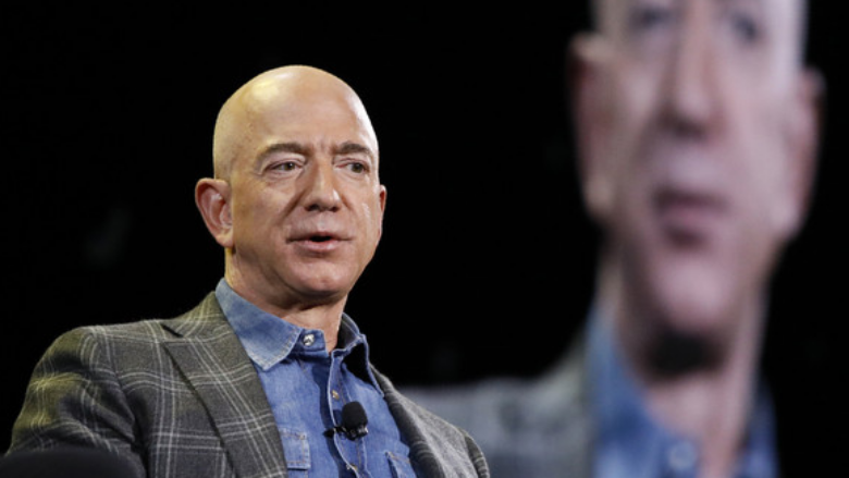 videoja ku miliarderi jeff bezos flet per rutinen e tij te mengjesit behet virale ne rrjete sociale