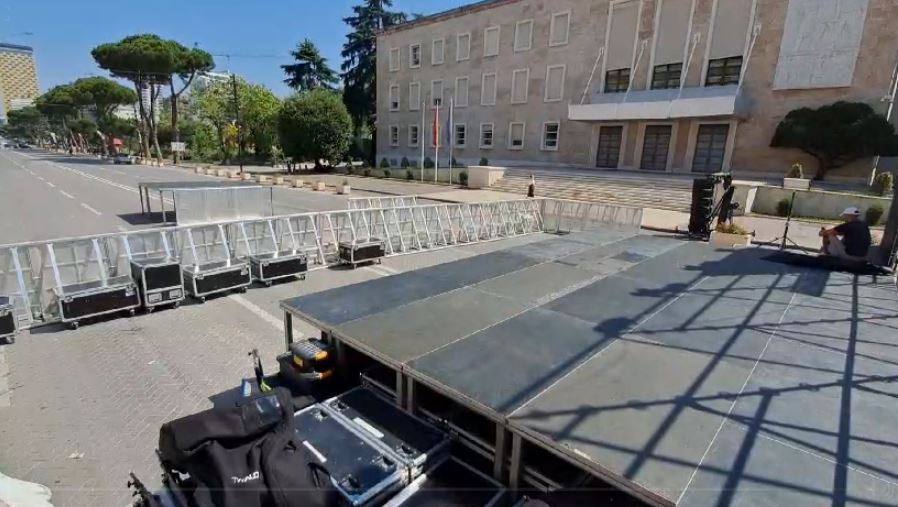 videolajm protesta e pd nis puna per pergatitjen e skenes vendoset edhe gardh metalik