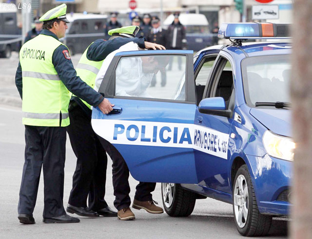 vodhi ne nje banese dhe tentoi te vidhte ne 3 te tjera arrestohet 46 vjecari