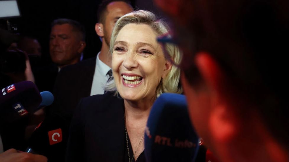 Zgjedhjet në Francë/ Exit Pollet e para: Partia e Le Pen kryeson me 200 vende në parlament