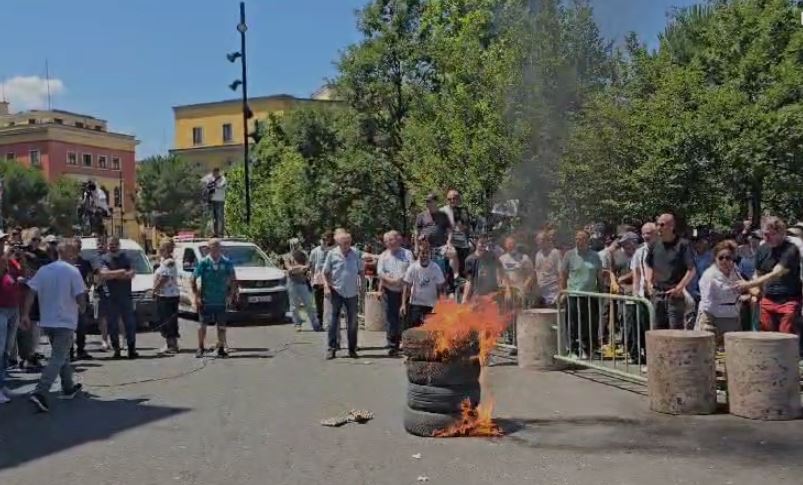 zjarr para bashkise protestuesit djegin gomat