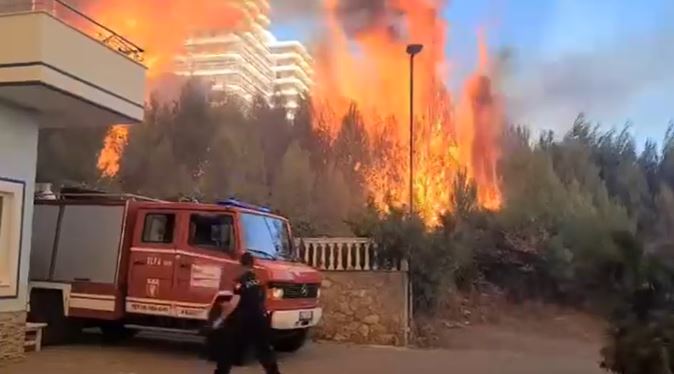 zjarri perfshin shengjinin flaket depertojne ne banesa e resorte ne rrezik depozita me 5 mije litra gaz