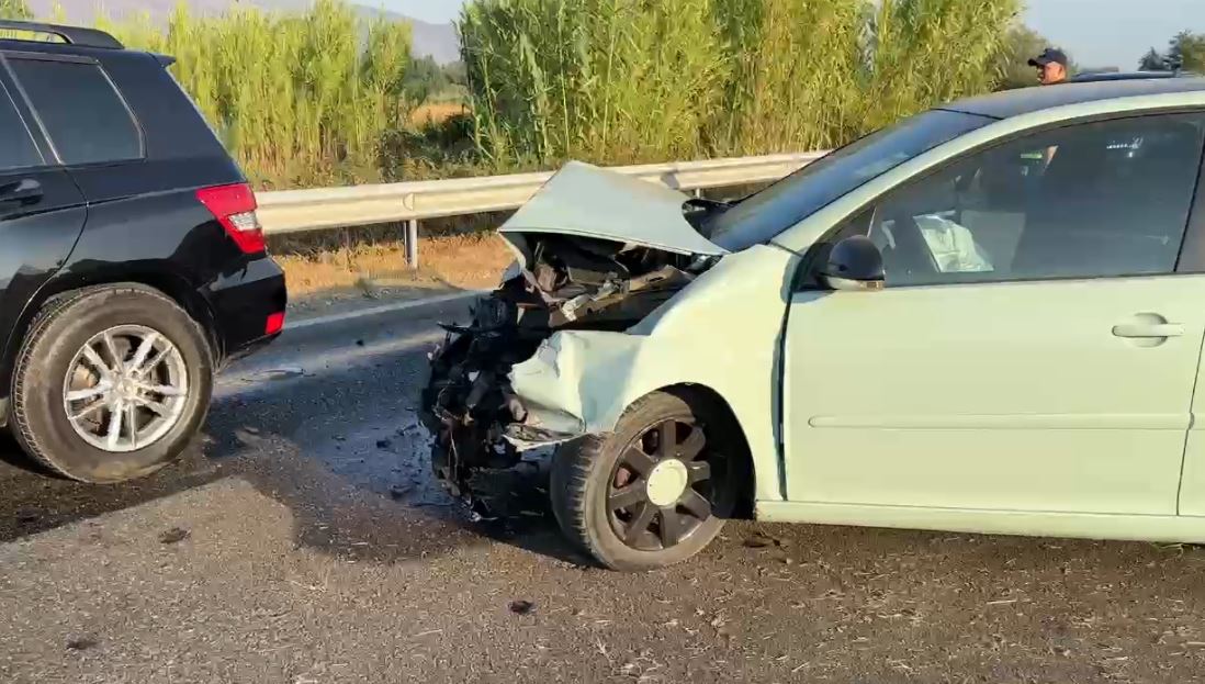 aksident ne aksin lezhe shkoder golfi perplas barrieren metalike dhe nje mjet tjeter pamjet nga vendngjarja