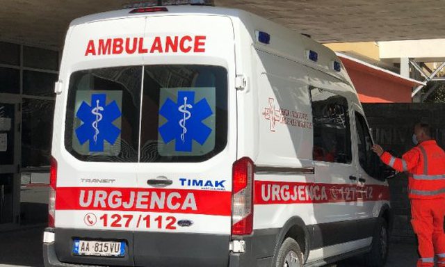 aksident ne aksin librazhd elbasan automjeti perplas 30 vjecarin qe po levizte me biciklete transportohet me urgjence ne spital