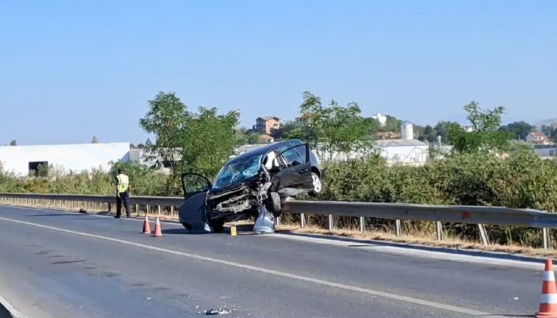 aksidenti i frikshem perplasen dy makina ne aksin fushe kruje thumane mjeti perfundon mbi mbrojtesen metalike