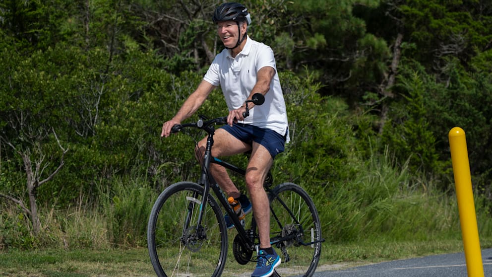 Biden në plazh, Harris me autobus… Kush po e drejton Amerikën