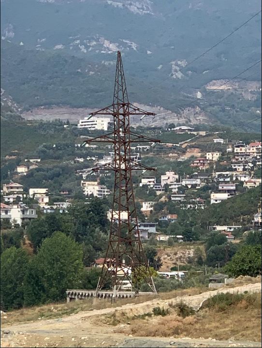 denoncimi i qytetarit ost po zhvendos shtyllen e tensionit prane shtepive tona duke na rrezikuar jeten