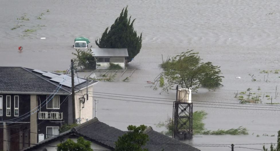 ere e forte stuhi e shi i rrembyeshem tajfuni godet jugun e japonise 4 milione banoreve u kerkohet te evakuohen