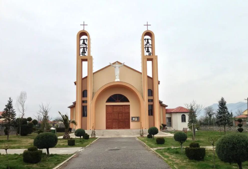 famullia e dajcit ne shkoder organizon festen e emigranteve famulltari simoni plaga e emigrimit shqetesim i madh