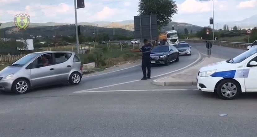 fluksi i levizjes ne fundjave policia apel drejtuesve te mjeteve respektoni normat e shpejtesise dhe qendroni ne radhe ne rast trafiku