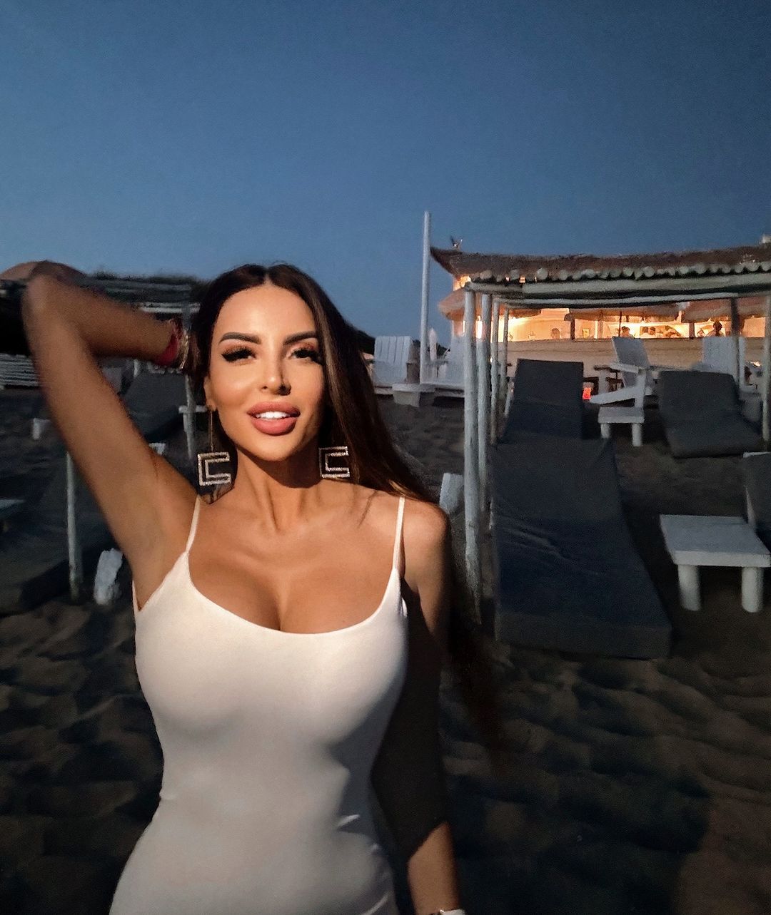 foto bikini dhe fustane transparente moderatorja sportive cmend ndjekesit