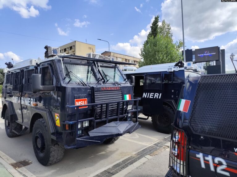 foto kfor i blindon uren e ibrit vendosen automjete dhe kordon ushtaresh cpo ndodh ne veri te kosoves