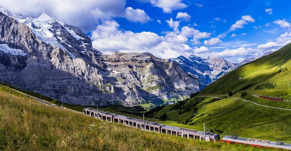 foto nje tren luksoz i teknologjise se larte udhetimi unik neper peizazhe mahnitese