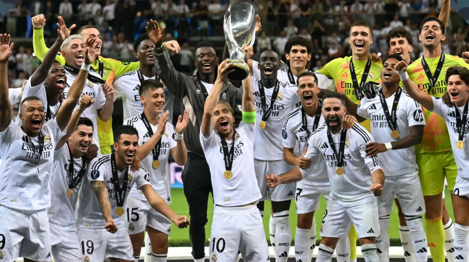 foto reali triumfoi ne superkupe nate rekordesh ne varshave nga ancelotti te modric nje finale legjendash video