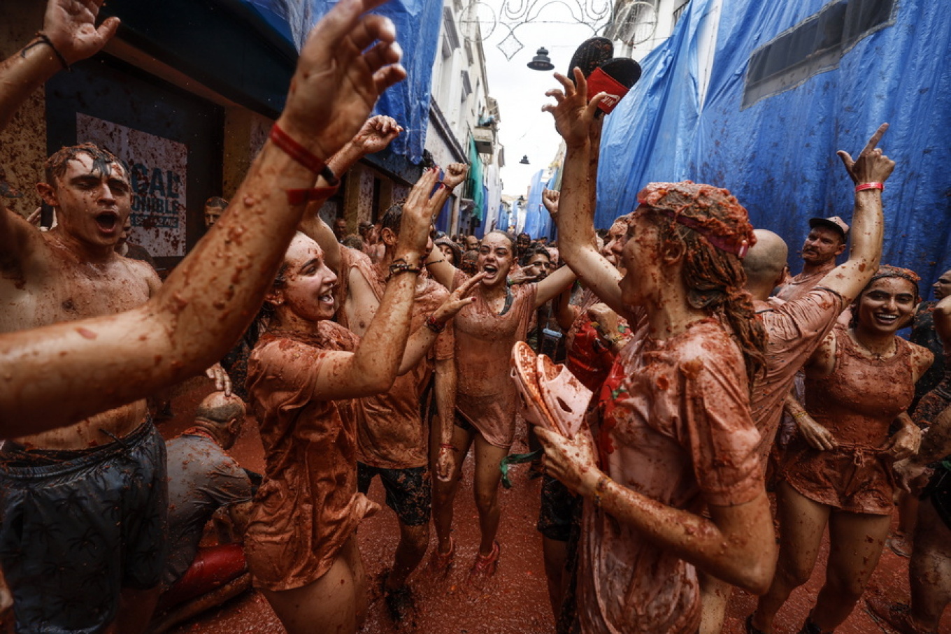 fotolajm zhvillohet festivali tomatina ne spanje mbi 22 mije njerez luftojne me domate e lyejne me te kuqe rruget e qytetit bunol