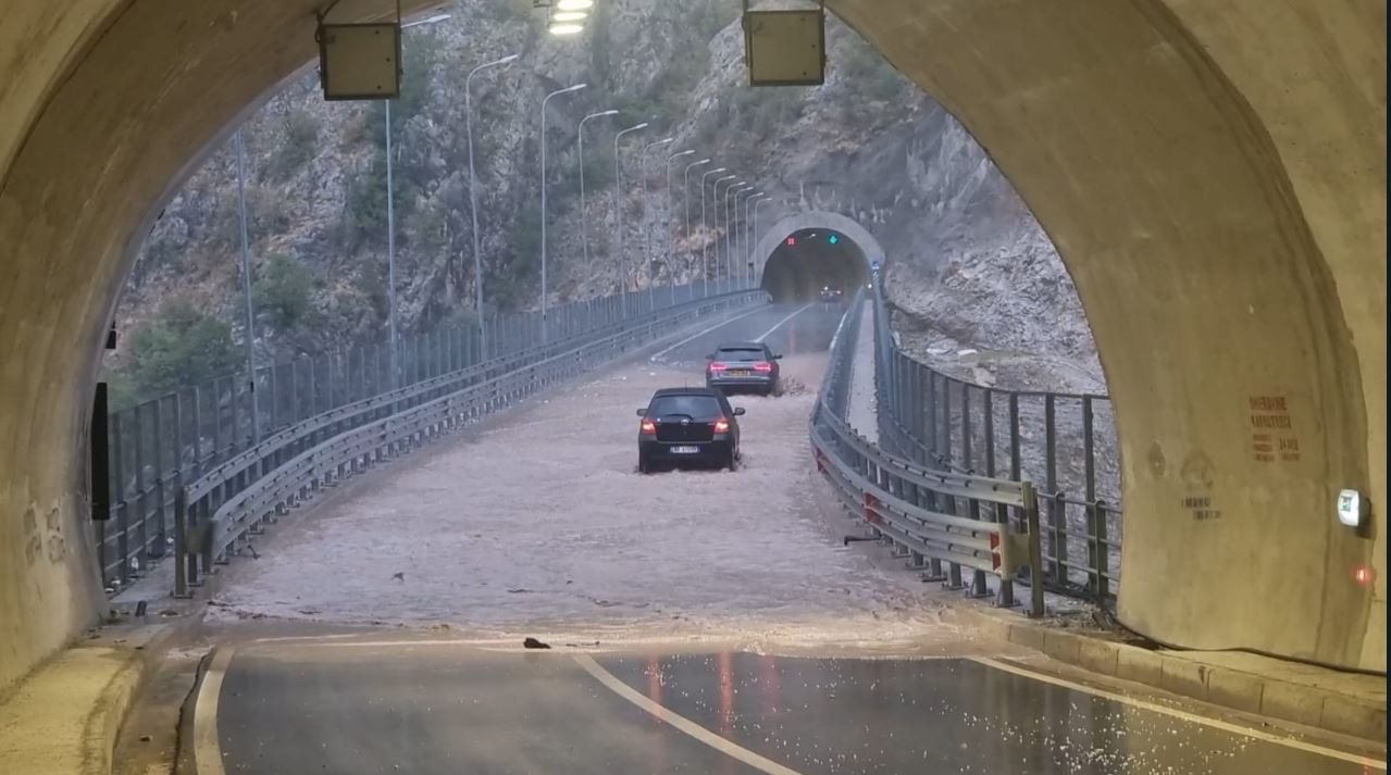 fotovideo shiu permbyt uren e larte te rruges se arbrit behet rrezik per aksidente