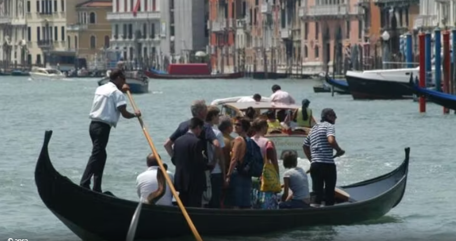 Gjoba për turistët që qëndrojnë në ura ose shkallë, Venecia përcakton rregullat e reja për vizitorët