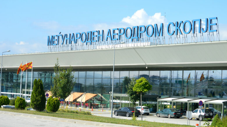 incidenti ne aeroportin e shkupit me presidenten vjosa osmani reagon kompania tav kemi detyrimin ligjor per te kontrolluar te gjithe pasagjeret perfshire ata vip seshte cenuar siguria e u