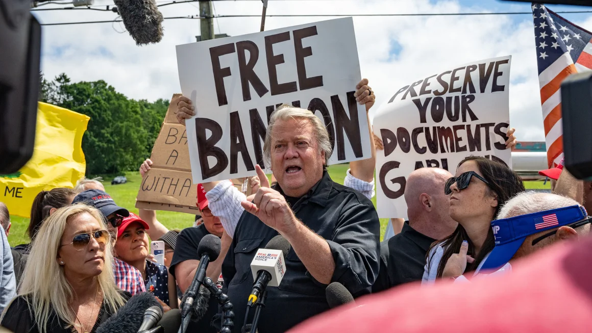 ish ndihmesi i donald trump steve bannon i kerkon gjykatesit federal ta liroje para kohe nga burgu