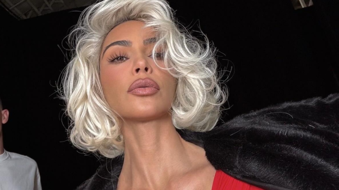 kim kardashian behet bionde komentuesit shperthejne ne komente nuk do te jesh kurre marilyn monroe