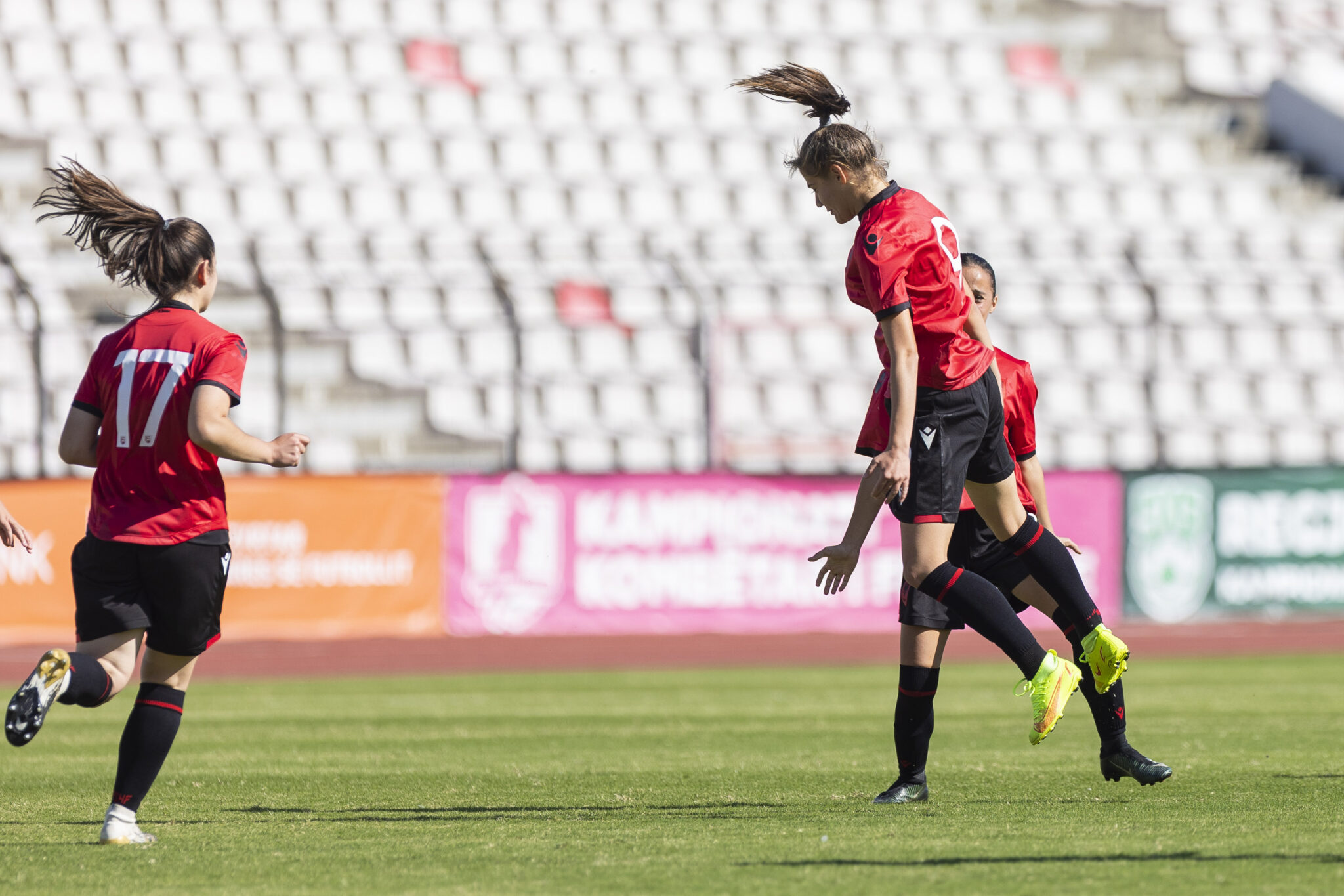 klaudia borci talentja e vitit 2023 me vllaznine e vajzave dhe pyka e kombetares u 19 rrefen futbollin e saj