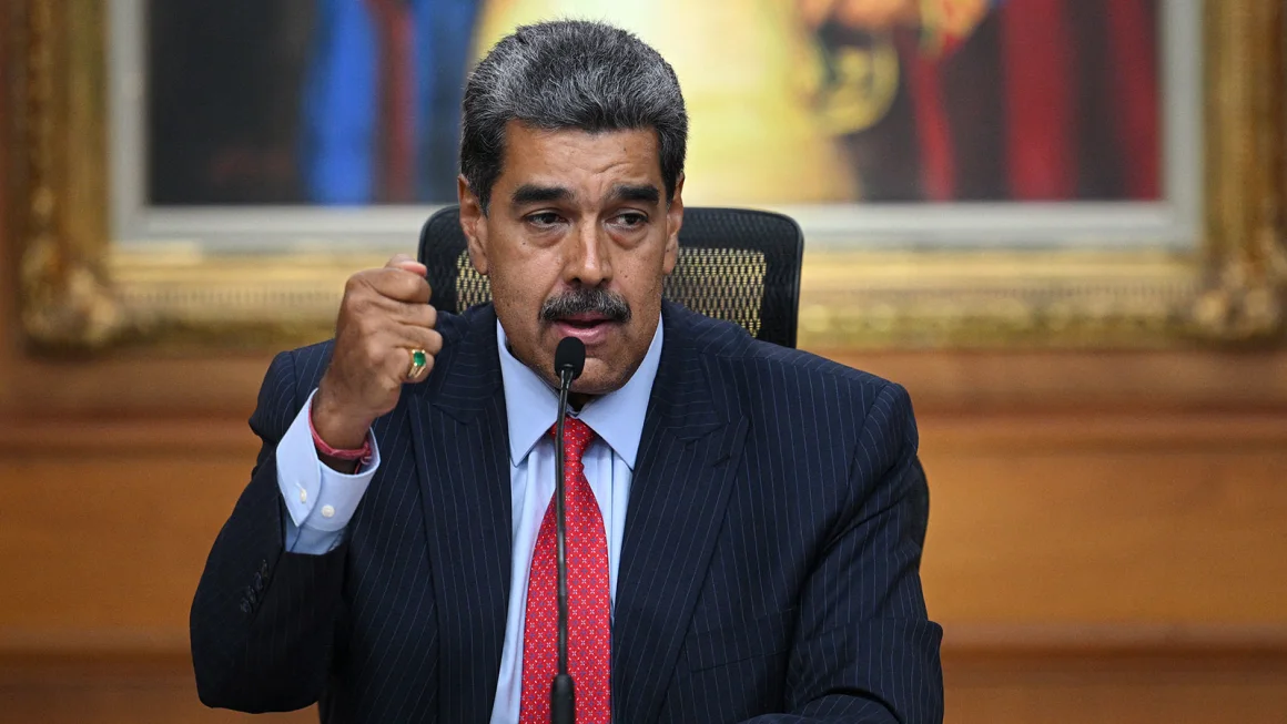 maduro shperthen ne kercenime pas tensioneve nese kriminelet fashiste me detyrojne nuk hezitoj per revolucionin e ri