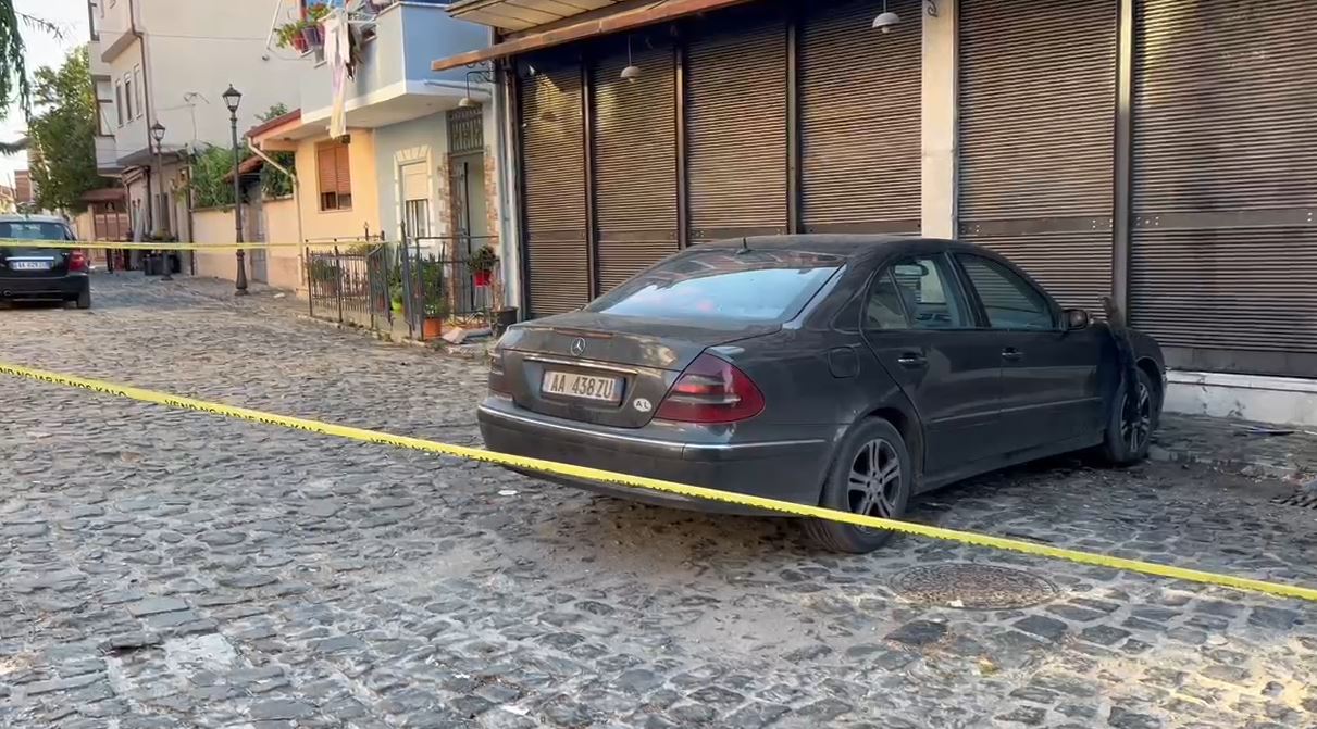 merr flake mjeti i parkuar ne korce zjarrfikesja dhe policia drejt vendngjarjes