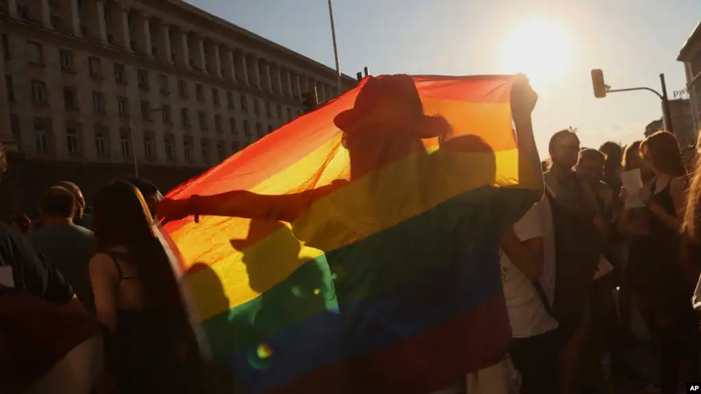 mesuesit ne bullgari po kercenohen pasi kundershtuan ligjin kunder propagandes lgbt ne shkolla