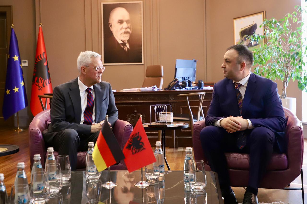 ministri hoxha pret ambasadorin gjerman ne tirane mbeshtetje per ministrine e brendshme hetime dhe operacione te perbashketa