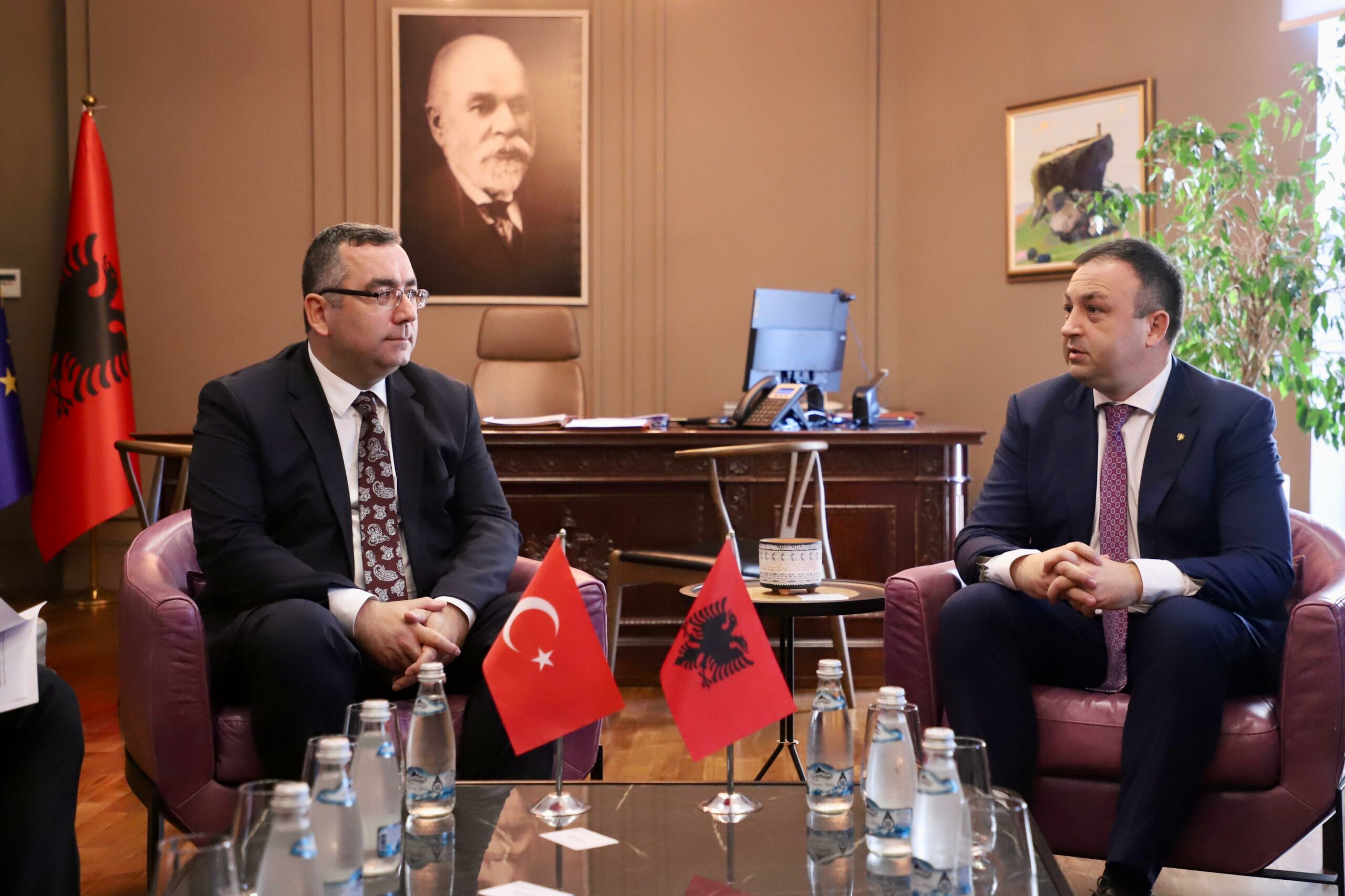 ministri hoxha takim me ambasadorin turk per sigurine partner kryesor bashkepunim dinamik