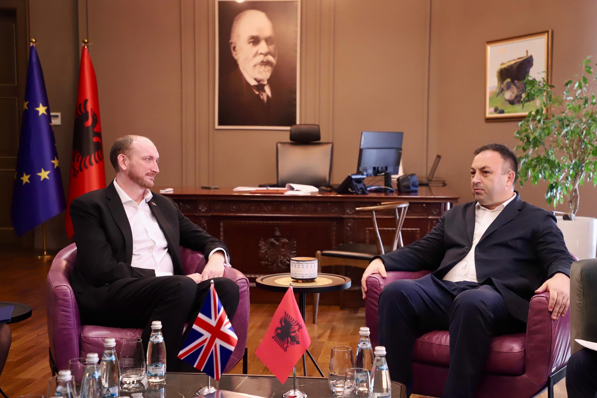 ministri i brendshem takim me ambasadorin britanik ne largim hoxha rame dakord per rendesine e bashkepunimit ne fushen e sigurise